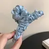 Pinza para el pelo de seda brillante para tela delicada con seda plisada Tacto de alta gama para moño en la parte posterior de la cabeza Pinza de tiburón Pinza de pelo versátil coreana