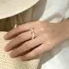 Nuevo Anillo Francés Retro de Alta Gama de Lujo Ligero con Perla Natural Banda Elástica de Anillo con Perlas de Agua Dulce Ins al por Mayor