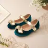 Sapatos de princesa de veludo com sola macia para meninas para uso formal no outono e inverno, com laço tridimensional e fecho de velcro