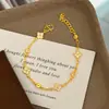 Pulsera de trébol de cuatro hojas chapada en oro de alta gama que no se decolora, pulsera de cadena de trébol de la suerte de lujo ligero para mujer, venta al por mayor de joyería