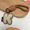 Venta al por mayor transfronteriza de llaveros japoneses y coreanos con letras en inglés, dijes para bolso de cuero dopamina, pequeños accesorios y regalos