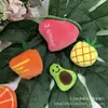 Novos acessórios de algodão de pelúcia de desenho animado série frutas morango abacate decorações de roupa boneca fofa