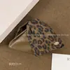 Grampo de Cabelo Triângulo de Couro PU Estampado de Leopardo Retro de Luxo Leve Nicho para Mulheres, Grampo de Tubarão Grande de Alto Padrão para Volume de Cabelo Multi-Placas