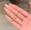 Collar de borlas con forma de corazón cepillado en oro vintage, de alta gama, lujo ligero, estilo nicho, cadena para la clavícula, gargantilla versátil para el día a día