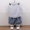 Lindo niño pequeño camisa de rayas verticales manga corta conjunto de tres piezas 2025 verano nuevo niños moda ropa coreana para niños al por mayor