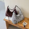 Bolso de hombro tipo tote de moda europea y americana para mujer, nuevo modelo otoño 2026, bolso biker de gran capacidad con remaches, bolso cruzado para el día a día