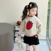 2026 Nuevo Suéter de Fresa Grande Estilo Coreano para Niñas Otoño e Invierno Nueva Ropa Exterior Elegante para Niños Ropa para Niños de Comercio Exterior Moderna