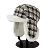 Gorra Retro de Estilo Coreano a Cuadros con Forro de Polar Lei Feng para Mujer, Gorra Cálida de Invierno con Visera Corta que Protege los Oídos, Gorra a Prueba de Viento para Ciclismo y Vuelo para Hombre