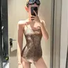 2026 Nuevo Bañador de Una Pieza de Carreras con Estampado de Serpiente y Dorado en Relieve para Mujer, Espalda Sexy y Hermosa, Traje de Baño Estilo Deportivo para Piscinas