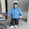 Conjunto de Duas Peças para Meninos Primavera e Outono Jaqueta Corta-vento Estilo Coreano Jaqueta com Capuz Moderna e Descolada Roupas Estilosas para Bebê