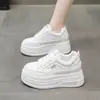 Zapatos Blancos Zapatos de Mujer 2026 Otoño Nuevo Estilo Moda Suela Gruesa Aumentadores de Altura Celebridad de Internet Más Vendidos Versátiles Casuales Deportivos Zapatos de Tabla