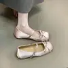 Primeiro Encontro: Sapatos Mary Jane de ballet acetinados estilo coreano com laço e aumento de altura, novo modelo 2026 com um toque jovial e tira única