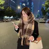 Novo Lenço Retro Maillard Versátil Quente Engrossado Atmosfera de Inverno Lenço Xadrez com Franjas para Casal para Mulheres