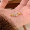 Libro Rojo Pequeño Método Antiguo Trefilado Anillo de Diamante Único Anillo Plano Vintage Medio Antiguo para Mujer Lujo Ligero Sentido de Gama Alta Anillo de Diamante Cuadrado