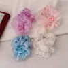 Scrunchie Rosa Floral Suave Súper de Hada con un Toque de Lujo, Goma para el Cabello de Malla, Cuerda para el Cabello de Camelia, Accesorio Elástico para el Cabello