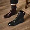 Macio e confortável, feito com couro bovino de flor integral, apresentando uma sola macia que previne a fadiga dos pés. Estas botinhas casuais de salto médio são perfeitas para o uso diário e para ir ao trabalho.. Disponível em marrom com um salto grosso