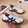 Couro PU Sapatos de Treino Alemães Femininos 2026 Sapatos Brancos Respiráveis Solado Macio Casual Tênis Board Chegada Nova Primavera Versátil Confortável Esportes