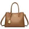 Nova Bolsa para Mãe de Meia-idade 2024 Texturizada Atmosférica Bolsa Feminina Bolsa de Mão Feminina de Grande Capacidade Bolsa de Ombro Transversal Versátil