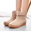 Botas de Chuva Femininas Curtas Moda Sapatos de Água Forradas com Lã Quente Botas de Água Antiderrapantes Espessas Resistentes ao Desgaste Sapatos Impermeáveis para Primavera e Outono Botas de Chuva de Cano Médio