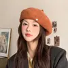 Boina de Tricô Outono e Inverno, Chapéu de Pintor Casual Atmosférico Literário, Chapéu Versátil Estilo Coreano que Afina o Rosto Pequeno Botão para Mulheres