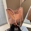 Bolso de hombro coreano Xiaozhong para mujer, bolso de hombro informal de moda, bolso de cubo portátil combinable de verano 2024