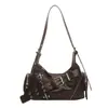 Bolsa de ombro única feminina estilo retrô novo bolsa de motocicleta em PU feminino moda rebites bolsa de axila doce legal garota popular bolsa feminina de grande capacidade