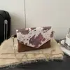 2026 Nova Bolsa Feminina com Corrente Estampada, Estilosa e Texturizada, Bolsa Quadrada Pequena de Ombro Único e Transversal, Bolsa Envelope Simples e Versátil