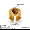 Anillo de acero inoxidable bañado en oro estilo europeo y americano con piedra ojo de tigre, una pieza de joyería lujosa y de alta gama con piedra ojo de tigre natural y acero de titanio, diseñado para ser duradero y resistente a la decoloración