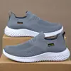Tênis Esportivos Atacado Transfronteiriço Sapatos Masculinos Novo Estilo Respirável Confortável Slip-On Sapatos Casuais Sapatos de Tecido Malha Leve Sapatos Masculinos