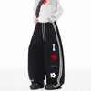 Calça de Moletom Jennie Estilo Igual Três Listras Coração Letra para Homens e Mulheres, Design Pesado de Outono Calças Casuais de Perna Larga