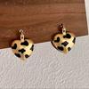 Nuevo Pendiente de Hebilla de Oreja Amor Dorado Estampado Leopardo Sentido de Lujo Ligero Diseño Nicho Mate Simple Exquisito Moda Pendientes de Alto Sentido