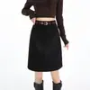 Falda midi retro de estilo francés en color marrón para mujer, nueva colección otoño/invierno 2026, de cintura alta, adelgazante y anti-exposición, falda corta ajustada al cuerpo A13576