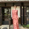 Vestido para mujer con estampado floral en tinta rosada, con mangas largas acampanadas, falda larga recta fluida, estilo chino suave, favorecedor y de inspiración Zen.