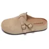 Chinelos fechados populares estilo retrô com sola grossa para mulheres, adequados para uso externo no outono de 2026, modelo novo para combinar com saias, que aumentam a altura, antiderrapantes, estilo Birkenstock, meio chinelo