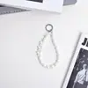 Cadena de muñeca para teléfono estilo Chanel con perlas, cadena colgante simple y exquisita, accesorio de llavero para coche de funda de teléfono para mujer