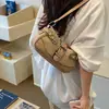 Bolsa feminina transfronteiriça de nicho, novo estilo, trançada em palha com fivela de metal, estilo motociclista, moda para o dia a dia, de ombro ou axila, resistente