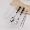 Venta al por mayor de fábrica creativa de dibujos animados para niños juego de cubiertos de tres piezas de acero inoxidable tenedor cuchillo cuchara juego de cubiertos portátil