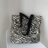 Bolsa com estampa de zebra feminina, popular na internet, estilo japonês, de um ombro, harajuku, ulaazng, bolsa de estudante de grande capacidade, bolsa de lona