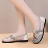 Zapatos de tela del viejo Pekín, nuevo modelo de verano, zapatos planos casuales de estilo étnico bordados para madres, zapatos de malla transpirables y cómodos para personas de mediana edad y mayores