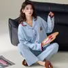 Nuevo conjunto de pijama para mujer, hecho de algodón puro, perfecto para primavera y otoño, con un diseño lindo y dulce, un cárdigan abierto al frente, una camiseta de manga larga y pantalones largos, ideal para ropa de estar en casa