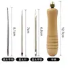 Herramientas para reparar zapatos, que incluyen un mango de madera grueso, una herramienta para hacer agujeros, un gancho para suelas de zapatos, un punzón para cuero y agujas de coser para cuero para coser a mano