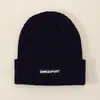 Gorro de Tela Tejida Gruesa con Etiqueta para Hombres y Mujeres Otoño e Invierno 2025 Nuevo Gorro de Lana Tejida Gorro Cálido de Invierno con Protección para los Oídos Gorro para el Frío