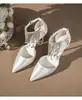 Sapatos Femininos Brancos de Salto Alto Lançamento 2025 Salto Fino Bico Fino Corrente com Strass Sapatos de Casamento com Vestido Sapatos de Casamento para Vestido