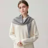 Bufanda Chal Triangular de Punto Calado con Pompones de Cachemira para Mujer Otoño Invierno Cálida Dulce Bufanda para el Cuello Bufanda Estilo Universitario