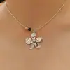 Cadena para Clavícula Ins Coreana de Plata Flor de Nicho Textura Metálica Martillada Flor Pequeña Cadena de Hueso de Serpiente Collar de Lujo Accesible