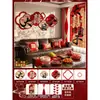 Decorando o quarto do noivo, a sala de estar e a varanda com grandes decorações de tecido penduradas para "Nossa família é feliz" e um conjunto completo de decorações festivas de casamento para a noiva