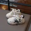 Tênis esportivos infantis, novos modelos de primavera e outono, tênis de corrida modernos, macios e antiderrapantes para meninas, tênis 'dad shoes' versáteis para meninos, tênis casuais