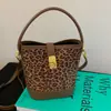 Bolso de Mano Minimalista de Moda con Estampado de Leopardo, Estilo Coreano, de Nicho, Transfronterizo, para Commuter, para Mujer, Nuevo Bolso Cruzado Tipo Cubo Otoño e Invierno 2025