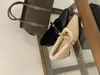 Primavera 2026 Novo Estilo de Moda Europeu e Americano Aumento de Altura Bico Quadrado Renda Bordada Cadarço Fivela de Laço de Pelúcia Sapatos de Salto Único