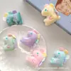 Lindo Colgante de Dinosaurio Pequeño Arcoíris Soleado Dibujo Animado Felpa Colgante para Bolso Joyería DIY Ropa Calcetines Bufanda Accesorios Broche